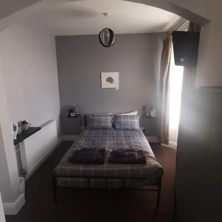 Arms 3* Tintagel